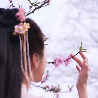 桃花粉黛带伞女生头像，唯美古风真人头像