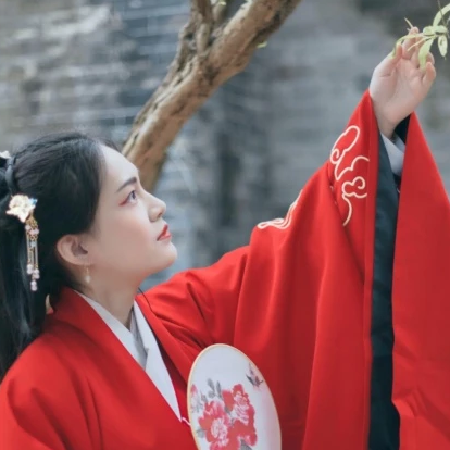文艺红衣带团扇女生头像，唯美古风真人头像