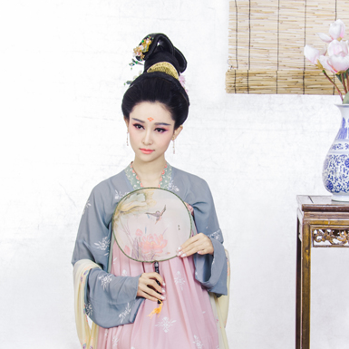 素雅带团扇女生头像，唯美古风真人头像