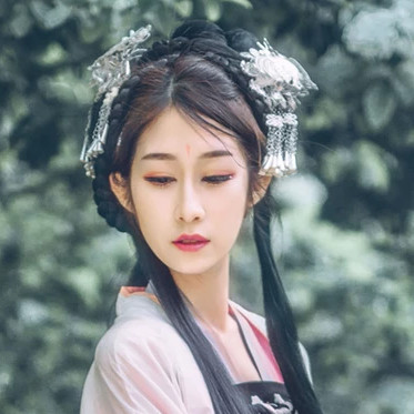 粉蝶花朵带团扇女生头像，唯美古风真人头像