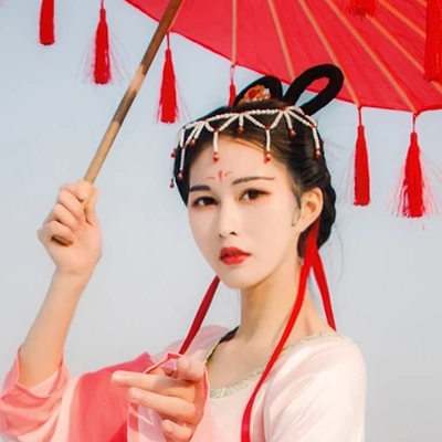 红伞抱宠物女生头像，唯美古风真人头像