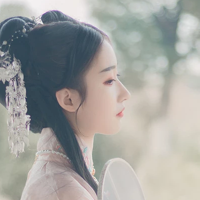粉衣带团扇女生头像，淡雅唯美古风真人头像