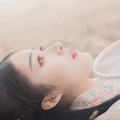 粉衣带团扇女生头像，淡雅唯美古风真人头像