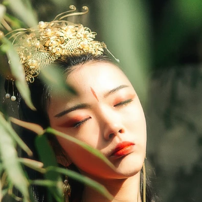 红衣带兵器女生头像，唯美古风真人头像