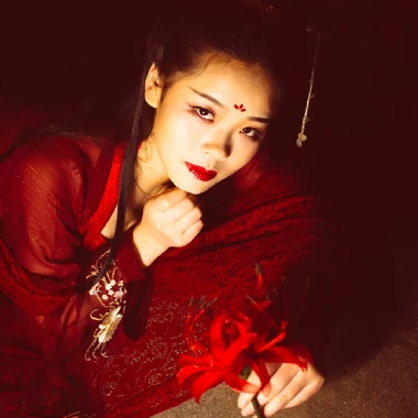 夜晚彼岸花红衣女生头像，唯美古风真人头像