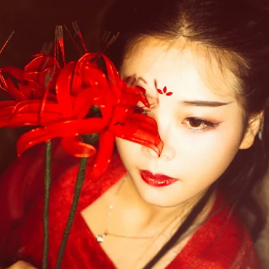 夜晚彼岸花红衣女生头像，唯美古风真人头像