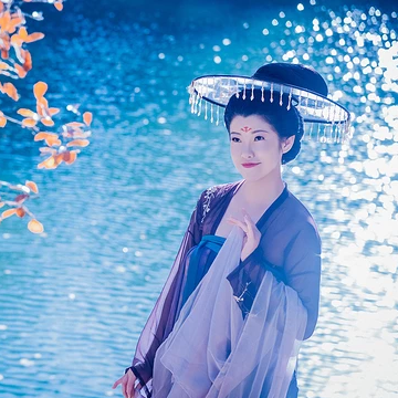 波光秋色带古琴女生头像，唯美古风真人头像