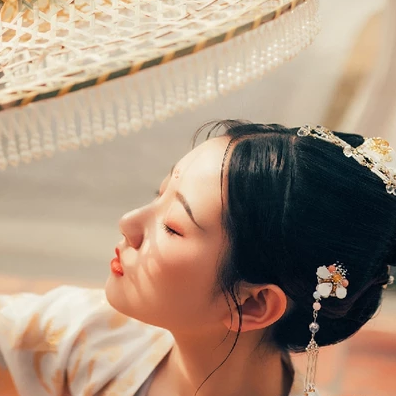 花溪佳人带团扇女生头像，唯美古风真人头像