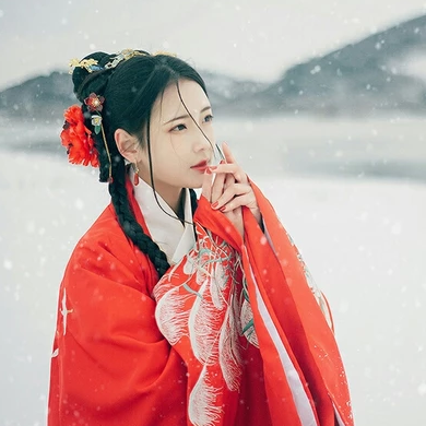 冷艳红衣白雪女生头像，唯美古风真人头像
