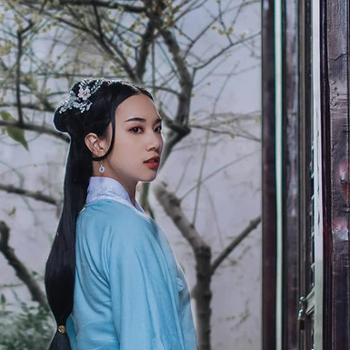 古典蓝衣带团扇女生头像，唯美古风真人头像