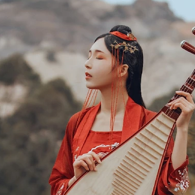 红裳弹琵琶女生头像，唯美古风真人头像