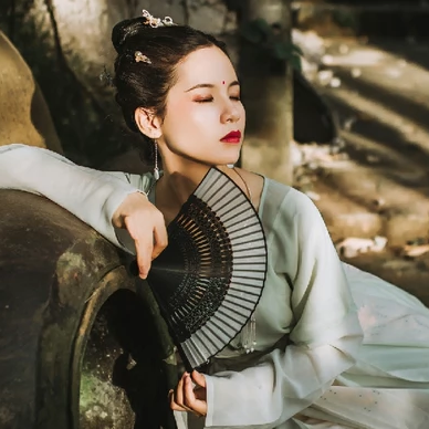 娇艳带折扇女生头像，唯美古风真人头像