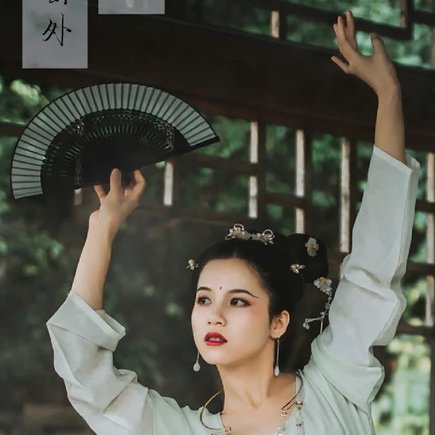 娇艳带折扇女生头像，唯美古风真人头像