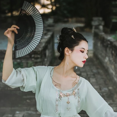 娇艳带折扇女生头像，唯美古风真人头像