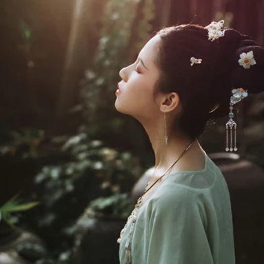 娇艳带折扇女生头像，唯美古风真人头像