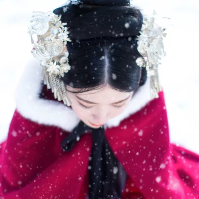 红衣白雪女生头像，唯美古风真人头像