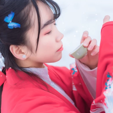 白雪红衣女生头像，唯美古风真人头像