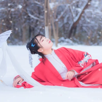 白雪红衣女生头像，唯美古风真人头像