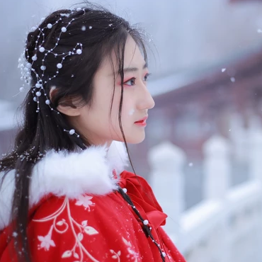 雪飘飘红衣带伞女生头像，唯美古风真人头像