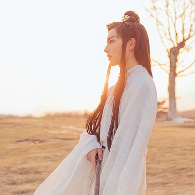潇洒喝酒白衣翩翩男生头像，唯美古风真人头像
