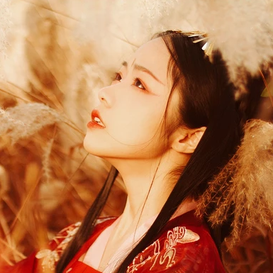红衣弹琵琶思念女生头像，唯美古风真人头像