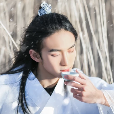 雪飘带折扇白衣男生头像，唯美古风真人头像