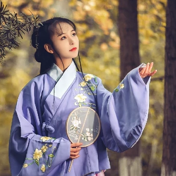高贵优雅紫衣带团扇女生头像，唯美古风真人头