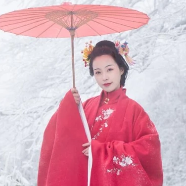 梅花雪红衣女生头像，唯美古风真人头像