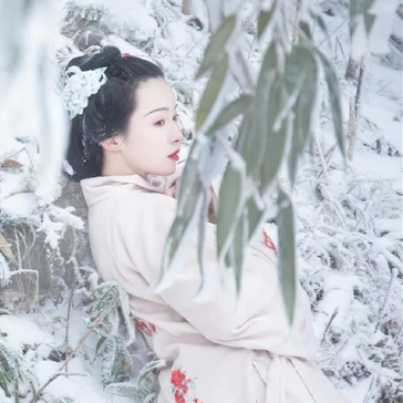 梅花雪红衣女生头像，唯美古风真人头像