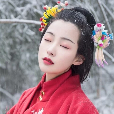 梅花雪红衣女生头像，唯美古风真人头像
