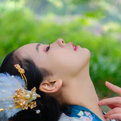 羽毛女生头像，唯美古风真人头像