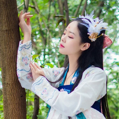 羽毛女生头像，唯美古风真人头像