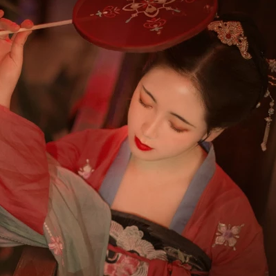红纱带团扇女生头像，唯美古风真人头像