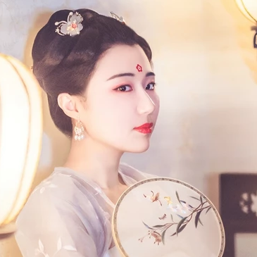 灯下带团扇女生头像，唯美古风真人头像