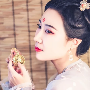 灯下带团扇女生头像，唯美古风真人头像