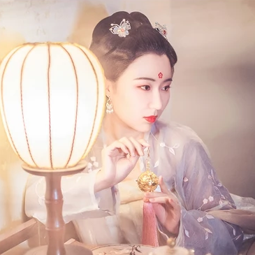 灯下带团扇女生头像，唯美古风真人头像