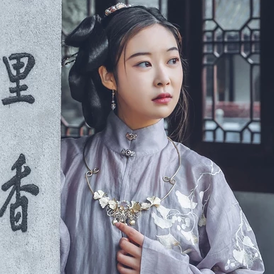 素雅灰色汉服女生头像，唯美古风真人头像
