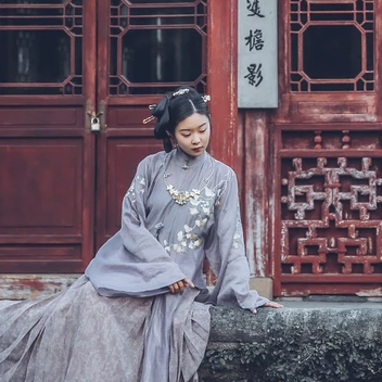 素雅灰色汉服女生头像，唯美古风真人头像