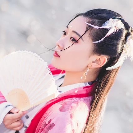 雪仙子红衣带折扇女生头像，唯美古风真人头像