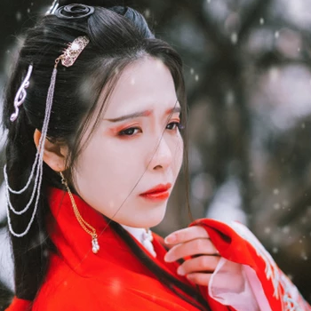 红衣雪景女生头像，唯美古风真人头像