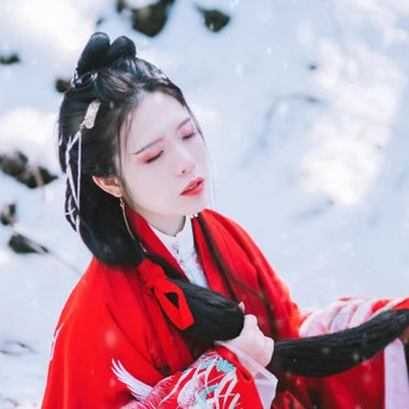 红衣雪景女生头像，唯美古风真人头像