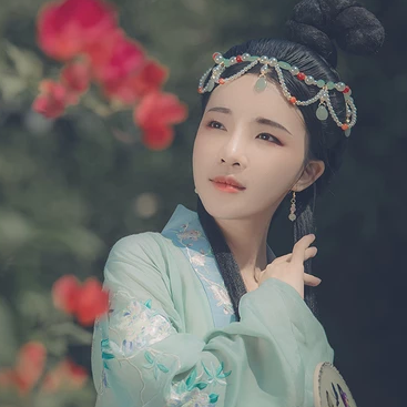 淡雅少女带团扇头像，唯美古风真人头像