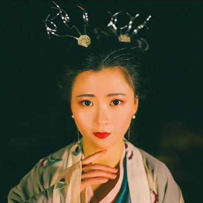 夜晚弹琵琶女生头像，唯美古风真人头像