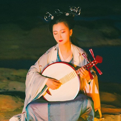 夜晚弹琵琶女生头像，唯美古风真人头像