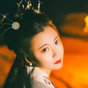夜晚弹琵琶女生头像，唯美古风真人头像