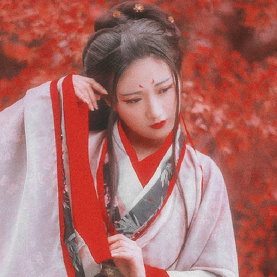 枫叶红女生头像，唯美古风真人头像