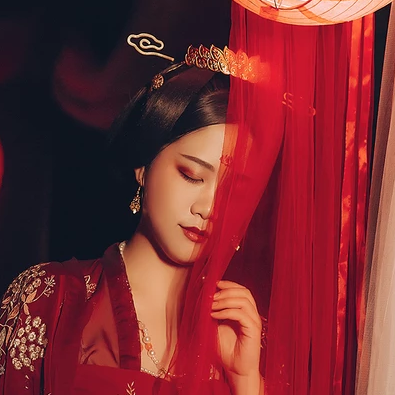 红衣带团扇女生头像，唯美古风真人头像