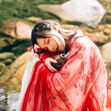 红衣喝酒女生头像，唯美古风真人头像