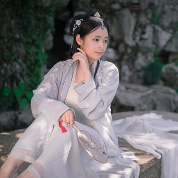 淡雅带伞团扇女生头像，唯美古风真人头像