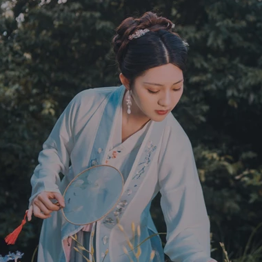 文艺带团扇女生头像，唯美古风真人头像